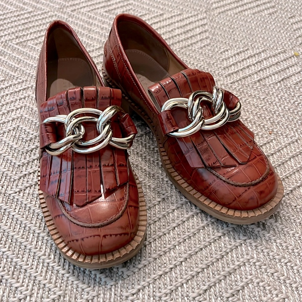 Medallion leather fringe loafers